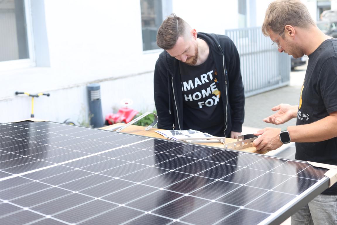 Die Smart-Home-Fox Experten lesen die Installationsanleitung des Solakon Balkonkraftwerks im Test.